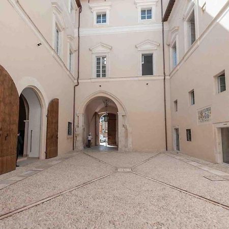 Palazzo Pica Alfieri Centro Storico Bed & Breakfast ลาควิลา ภายนอก รูปภาพ