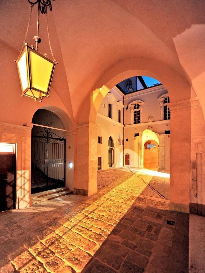 Palazzo Pica Alfieri Centro Storico Bed & Breakfast ลาควิลา ภายนอก รูปภาพ
